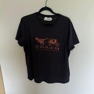 Coach tee, Rexy-drawn carriage